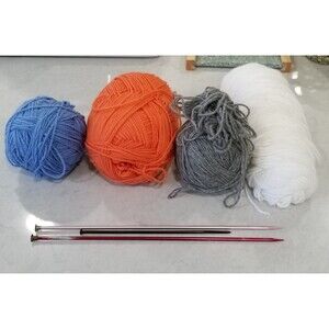 Vintage knitting needles & yarn lot Boye and Susan bates #8 & 1 plastic needle